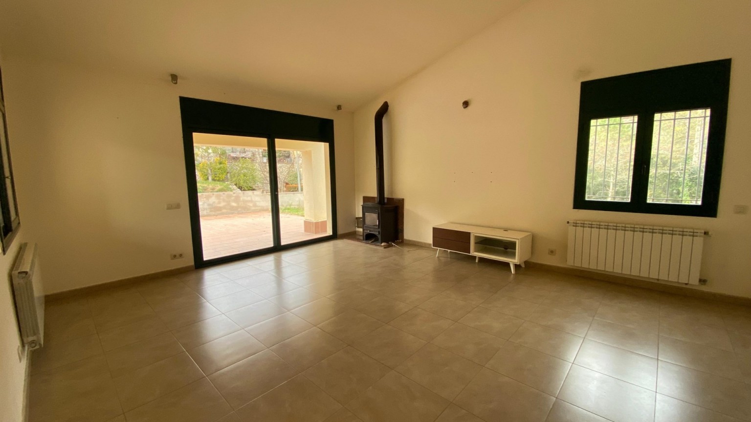 Maison individuelle à louer à Sant Llorenç de la Muga de 4 chambres, jardin et piscine.