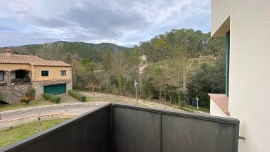 Maison individuelle à louer à Sant Llorenç de la Muga de 4 chambres, jardin et piscine.