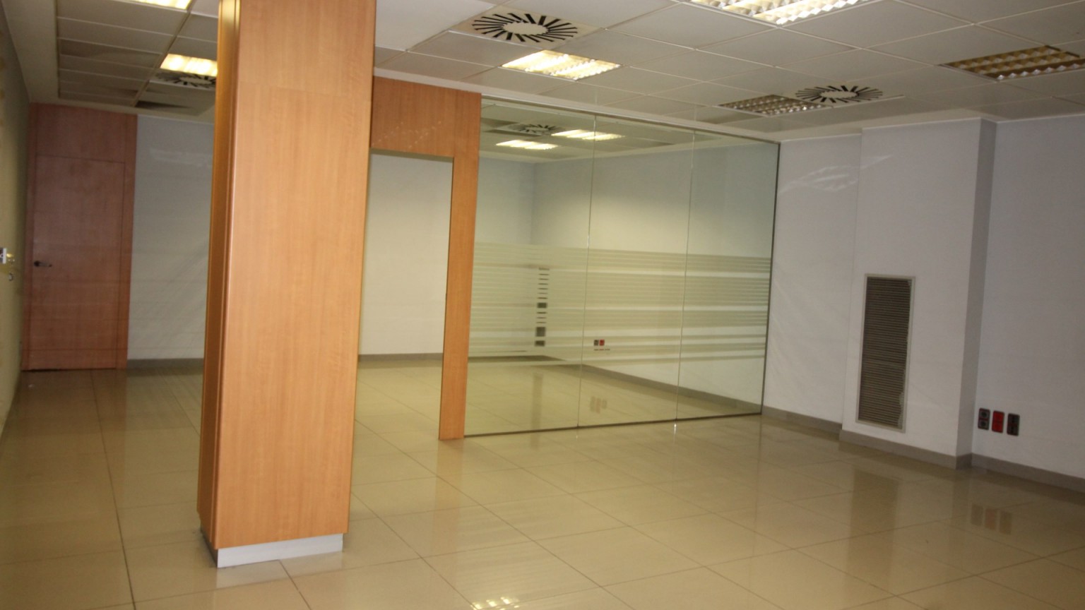 Local en venta, ideal uso comercial u oficinas, zona Creu de la mà, en Figueres