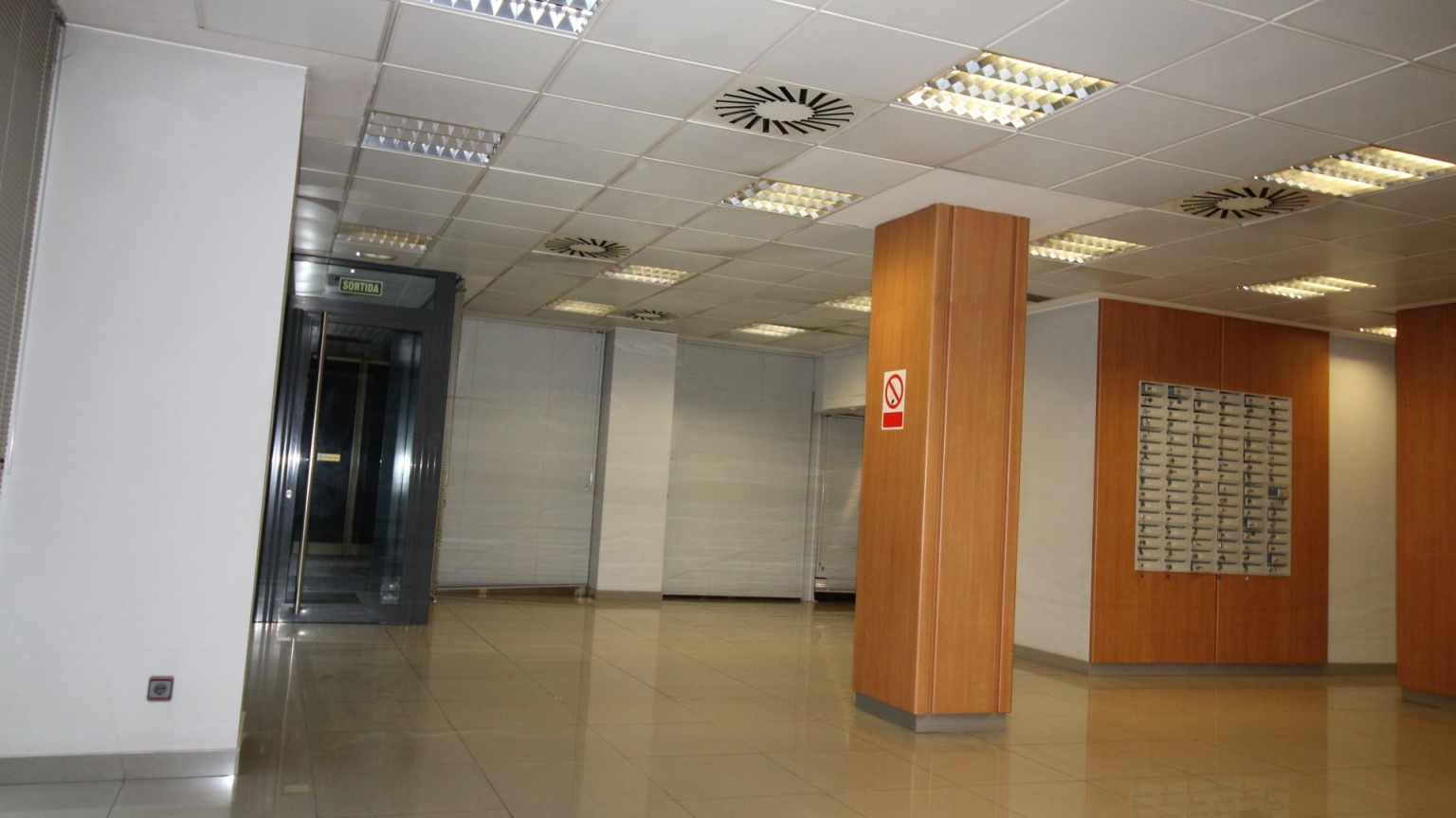 Local en venta, ideal uso comercial u oficinas, zona Creu de la mà, en Figueres