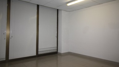 Local en venta, ideal uso comercial u oficinas, zona Creu de la mà, en Figueres