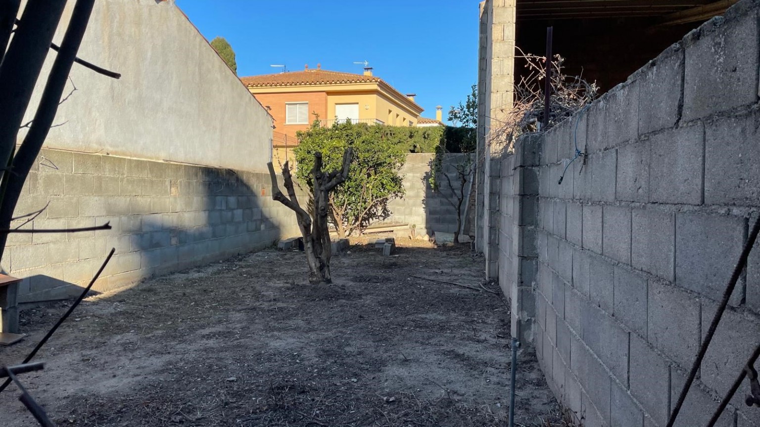 Acollidora casa en venda, de dues plantes amb pati, a Castelló d'Empúries