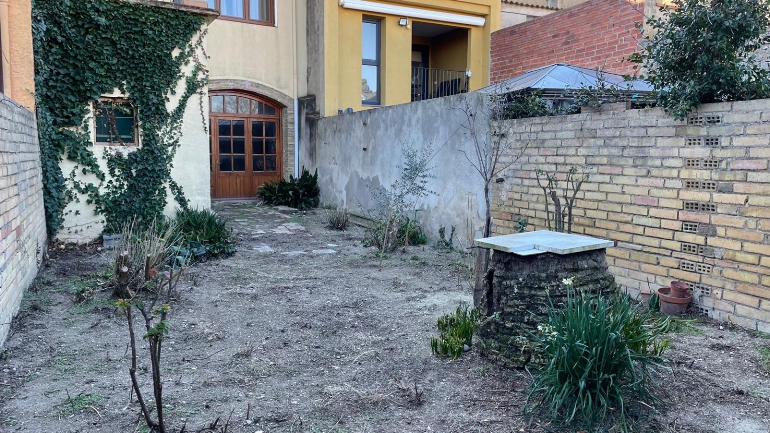 Acollidora casa en venda, de dues plantes amb pati, a Castelló d'Empúries