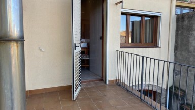 Acollidora casa en venda, de dues plantes amb pati, a Castelló d'Empúries