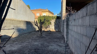 Acollidora casa en venda, de dues plantes amb pati, a Castelló d'Empúries