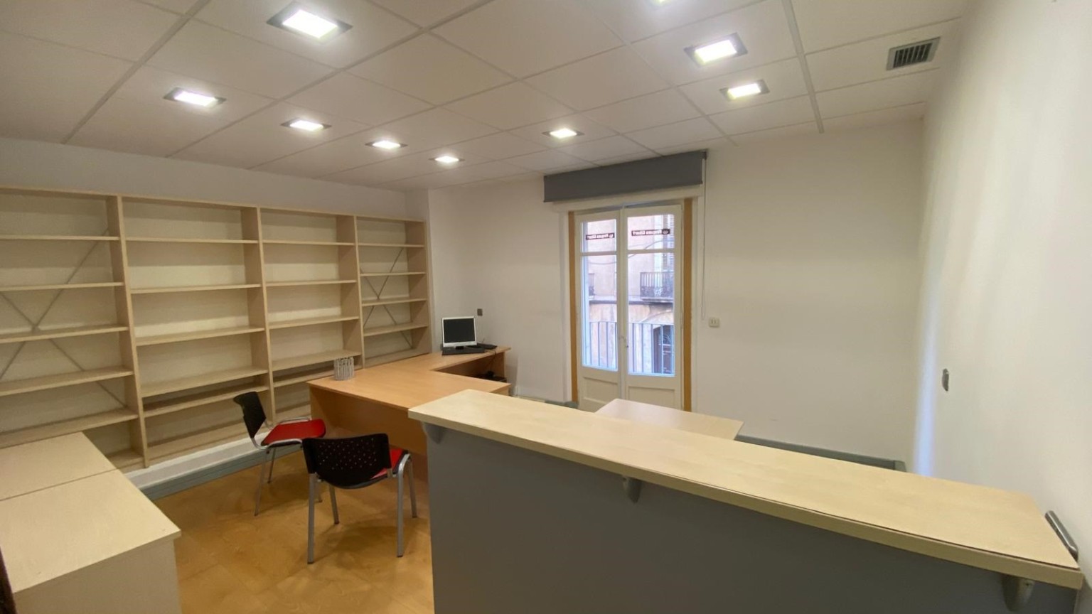 Offices for rent of 3 separate spaces, located in the center of Figueres. It includes bathroom and kitchen.