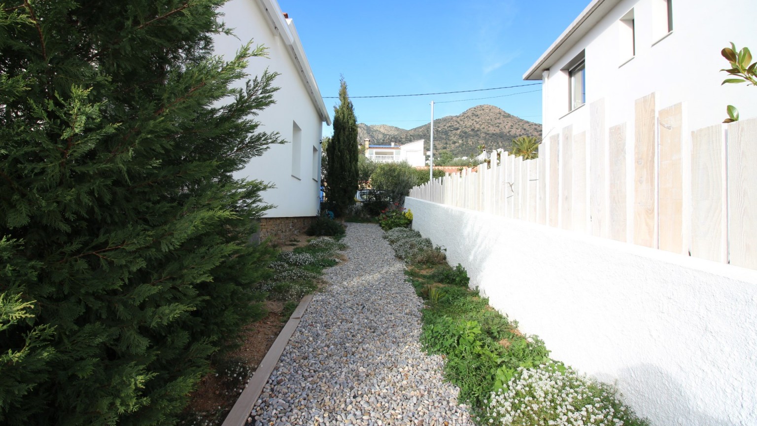 Casa unifamiliar en Mas Fumats completamente renovada para contrato de segunda residencia, con dos dormitorios. 