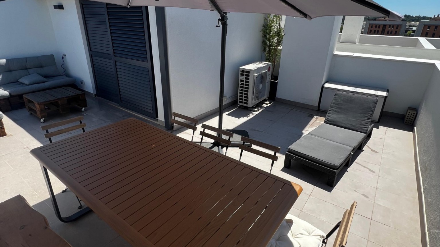  Location saisonnière Duplex à louer à Vilablareix avec grande terrasse et piscine communautaire