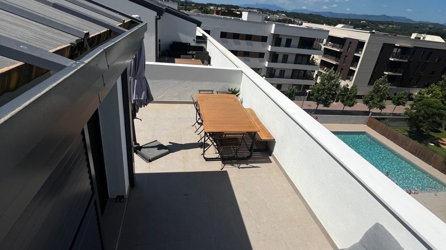  Location saisonnière Duplex à louer à Vilablareix avec grande terrasse et piscine communautaire